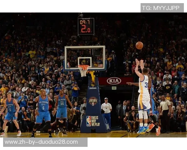 篮球与足球双栖巨星跨界对决：NBA球员踢球挑战和足球明星投篮惊艳瞬间